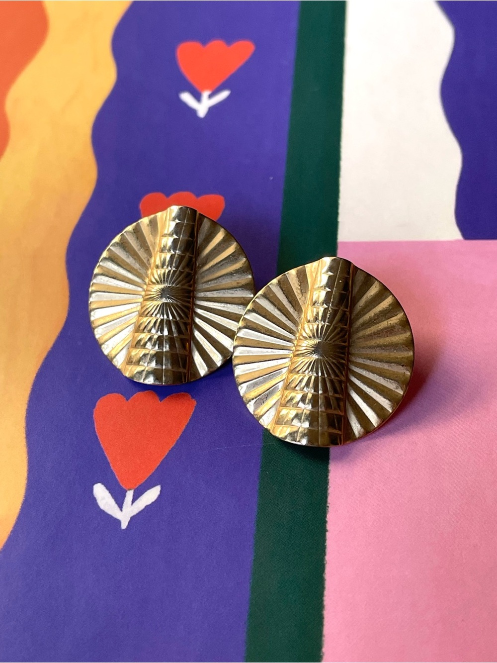 Vintage goldtone fan/ribbed disc post earrings boho maximalism